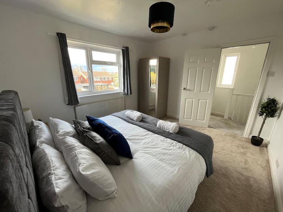 Modern 4-Bed House With Garden & Parking Villa Coventry Dış mekan fotoğraf