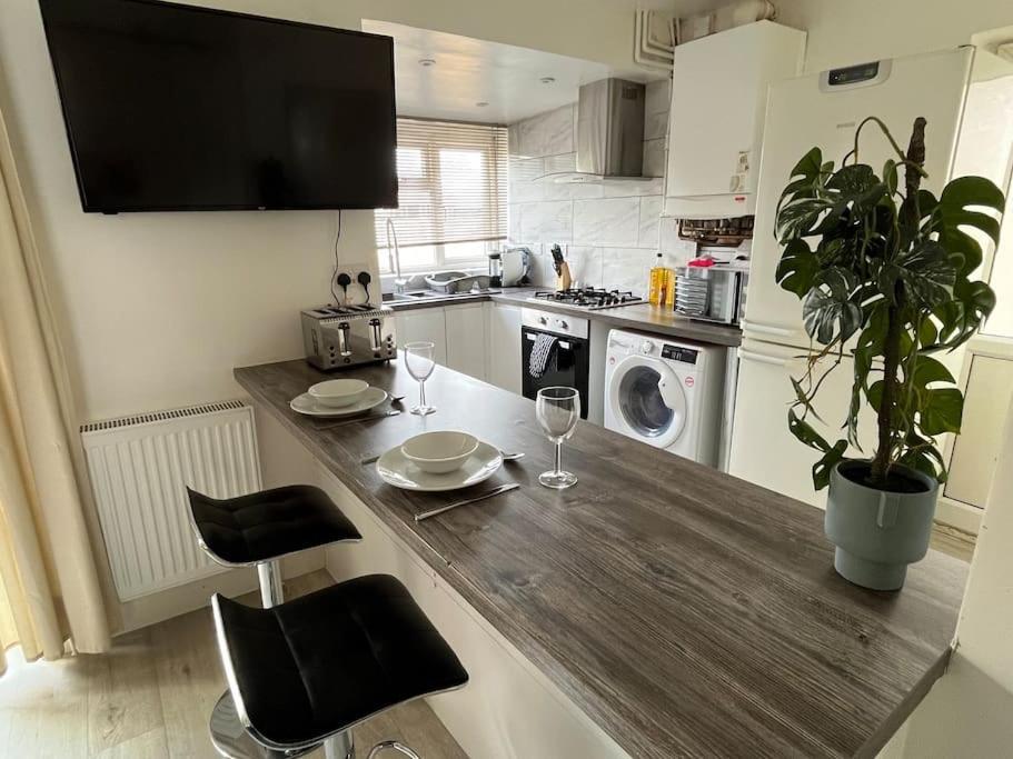 Modern 4-Bed House With Garden & Parking Villa Coventry Dış mekan fotoğraf