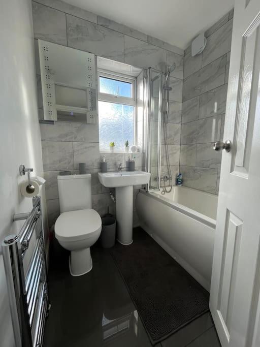 Modern 4-Bed House With Garden & Parking Villa Coventry Dış mekan fotoğraf