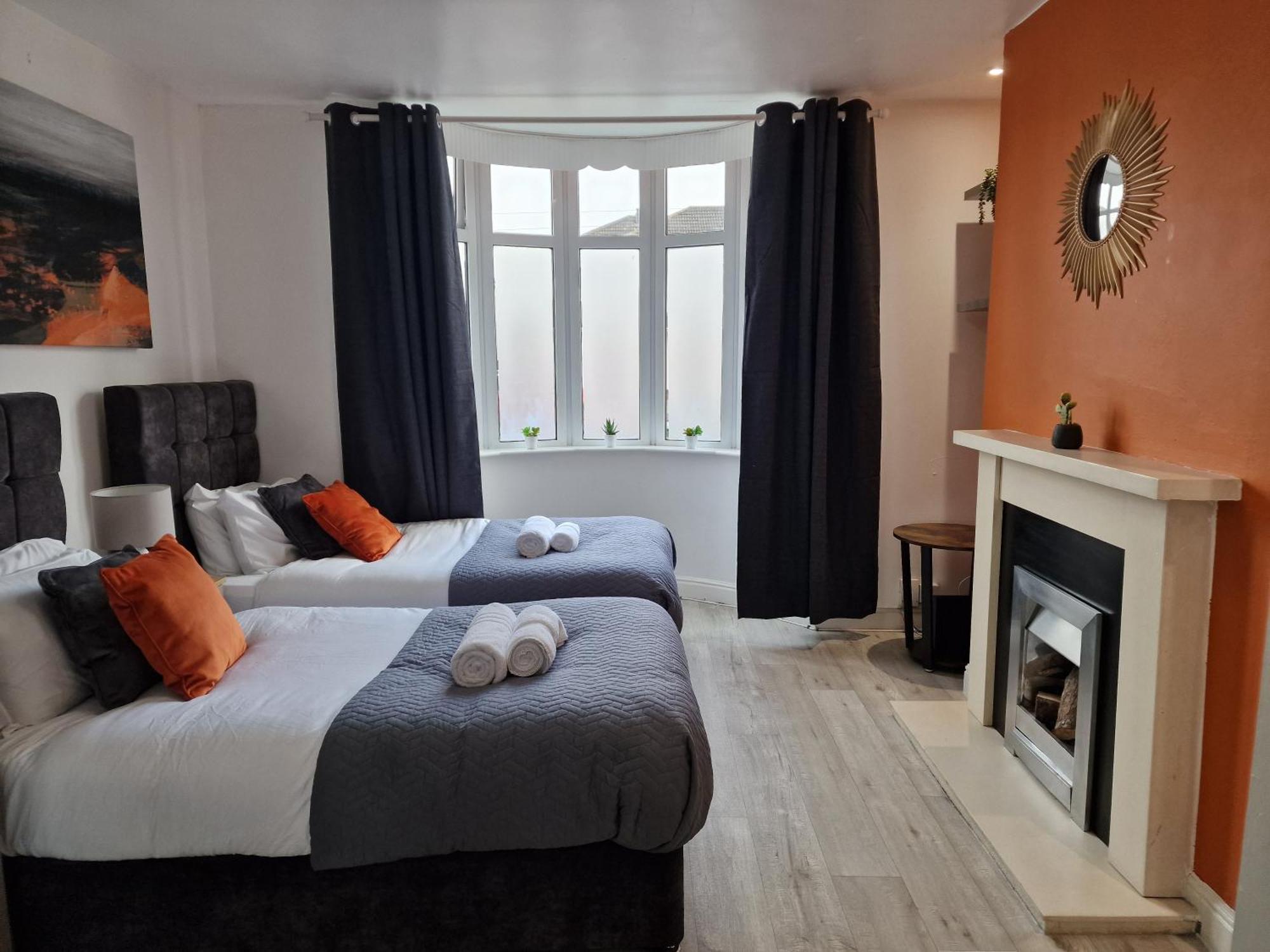 Modern 4-Bed House With Garden & Parking Villa Coventry Dış mekan fotoğraf
